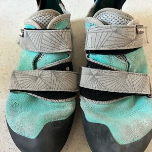 Scarpa women’s size 8 2/3 climbing shoes.